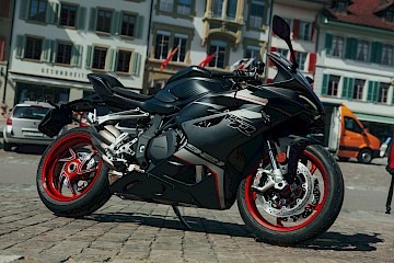 QJ Motor Schweiz: Motorrad Test und Besuch bei Händler im Seeland