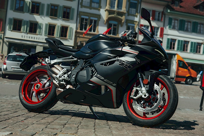 QJ Motor Schweiz: Motorrad Test und Besuch bei Händler im Seeland