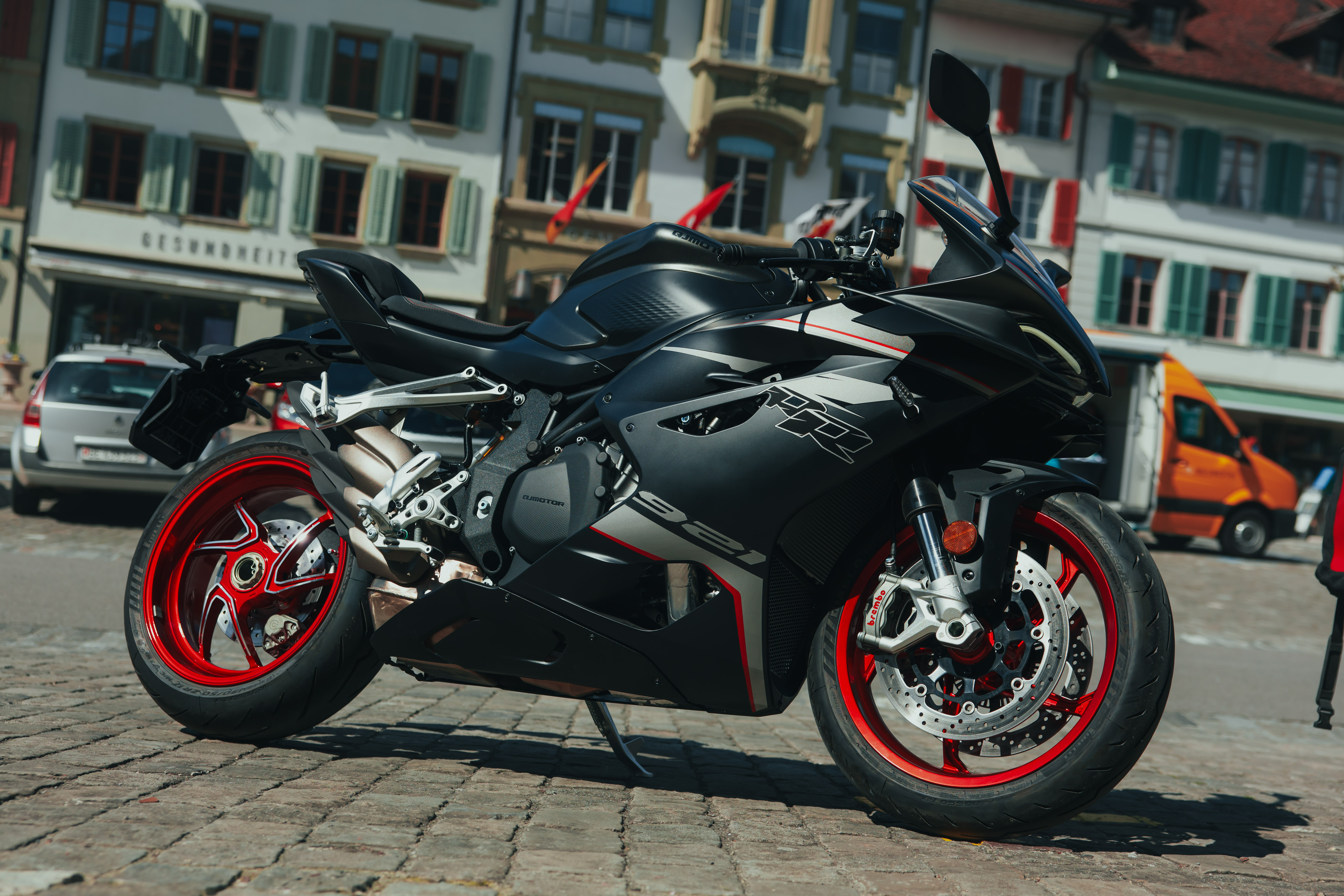QJ Motor Schweiz: Motorrad Test und Besuch bei Händler im Seeland